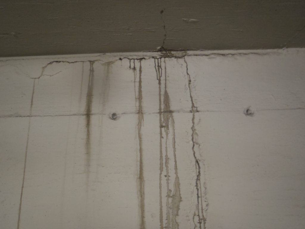 concrete leak  example that can be repaired with epoxy or urethane resin